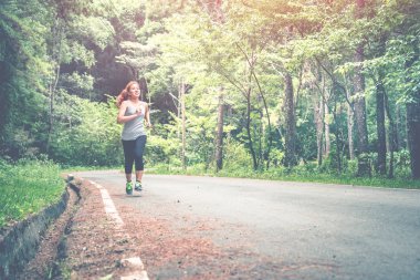 Parkta doğa yolunda koşan kadınlar