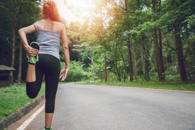 Kadınlar vücut ısısı yapar. Parkta koşmadan önce