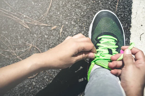 Le donne legano la catena di scarpe da jogging. Sulla pista di decollo — Foto Stock