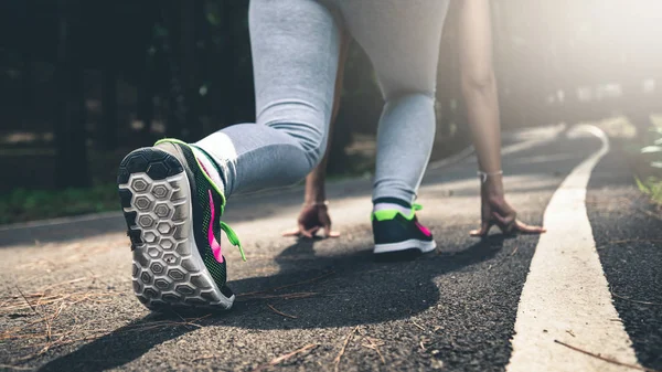 Le donne lo fanno se si preparano a correre per esercitare . — Foto Stock