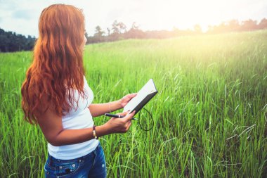 Kadınlar notlar yazar. Doğa yolları, dağlar, ormanlar. Yazar. Asi