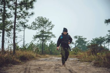 Asyalı erkekler fotoğraf doğa seyahat. Seyahat rahatlayın. Pa üzerinde yürümek