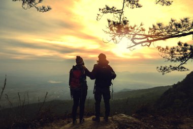sevgili kadın ve erkek asyalılar tatilde dinlenmek seyahat. Fotogra