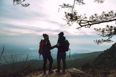 sevgili kadın ve erkek asyalılar tatilde dinlenmek seyahat. Fotogra