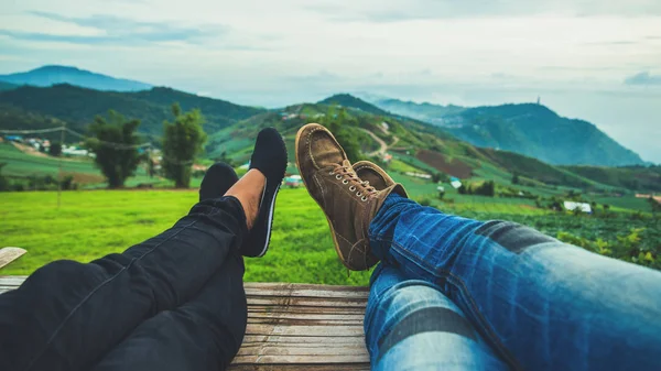 Amante Los hombres y las mujeres de Asia viajan sueño relajarse. Ambiente matutino — Foto de Stock