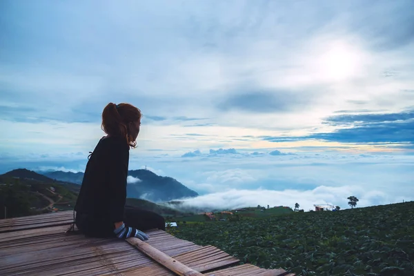 Las mujeres asiáticas viajan dormir relajarse. Ambiente matutino Naturaleza Bosque — Foto de Stock