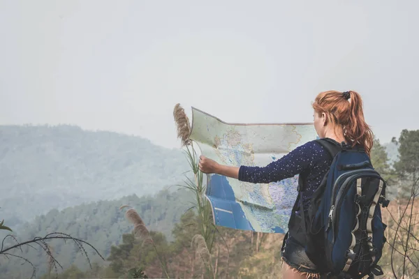 Uma mulher viaja. Viajantes do sexo feminino viajam natureza mapa da montanha — Fotografia de Stock