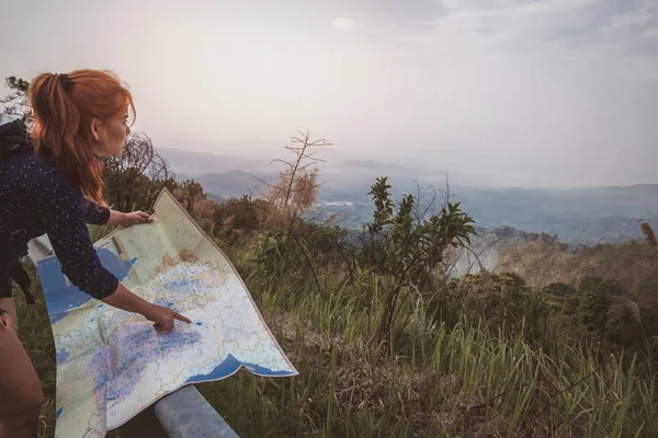 Uma mulher viaja. Viajantes do sexo feminino viajam natureza mapa da montanha — Fotografia de Stock