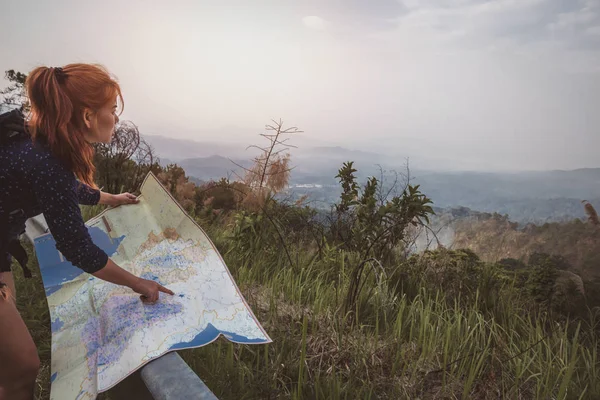 Călătorie femeie. Femei călători călătorie natura munte hartă navig — Fotografie, imagine de stoc