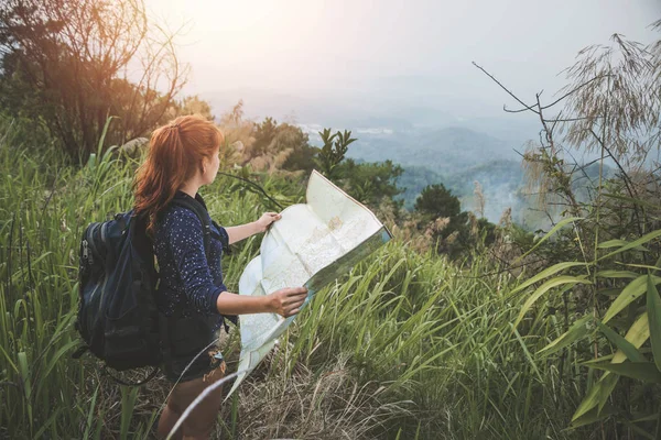 Uma mulher viaja. Viajantes do sexo feminino viajam natureza mapa da montanha — Fotografia de Stock