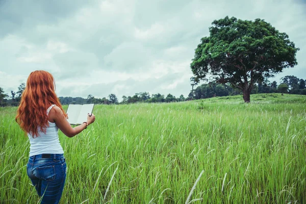 Women write notes Nature trails, mountains, forests. Writer. Asi — 스톡 사진