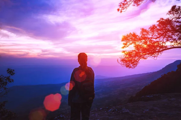 Asian women travel photograph nature. Travel relax. Watch the su — Stock Photo, Image