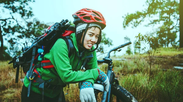 Donne asiatiche Fotografia di viaggio Natura. Viaggio relax andare in bicicletta — Foto Stock