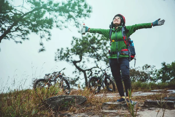 Donne asiatiche Fotografia di viaggio Natura. Viaggio relax andare in bicicletta — Foto Stock