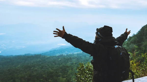 Homens asiáticos viajar relaxar no feriado. Admire a atmosfera la — Fotografia de Stock