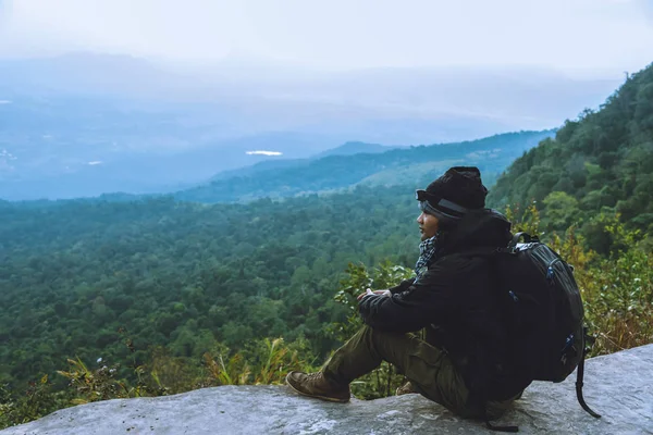 Bărbații asiatici călătoresc relaxați în vacanță. Admirați peisajul atmosferic — Fotografie, imagine de stoc