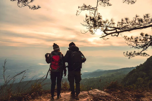 Amantes mulheres e homens asiáticos viajar relaxar no feriado. Fotogra — Fotografia de Stock