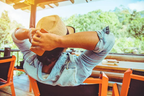 Asiatische Menschen reisen die Natur. Reisen entspannen. in einem Café sitzen. — Stockfoto