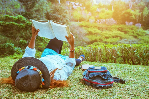 アジアの女性は自然を旅します。旅行はリラックス。睡眠読書本 — ストック写真