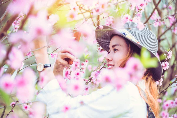 Kvinna asiatisk resor natur. Slappna av. fotograferad i en flowe — Stockfoto