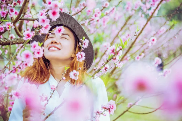 Žena asijské cestovní povahy. Uklidni se. vyfoceno v květináči — Stock fotografie