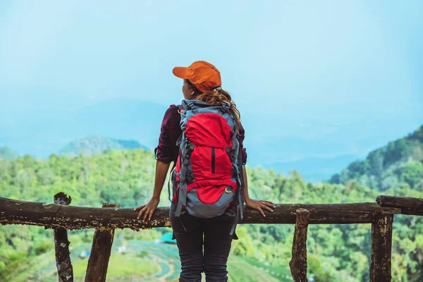 Mulher asiática viajar natureza. Descontrai. País de Toque Natural — Fotografia de Stock