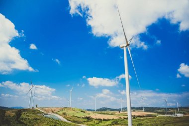 Rüzgar türbini elektrik üretiyor. Dağda. Tayland