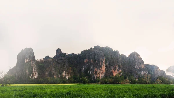 Paisaje rural. Campos en temporada Montañas rocosas naturales — Foto de Stock