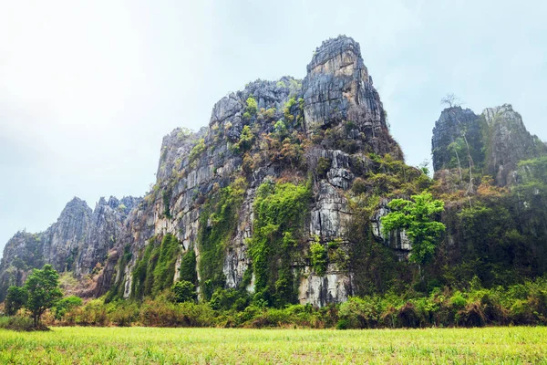 Paisaje rural. Campos en temporada Montañas rocosas naturales — Foto de Stock