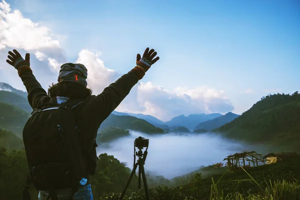 Hombre asiático viaje naturaleza. Relájate. Paisaje fotográfico — Foto de Stock