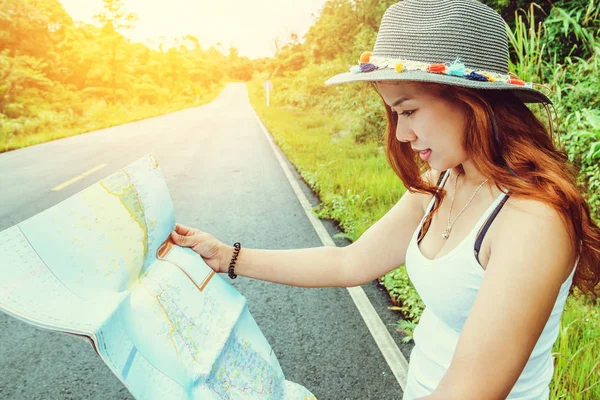 Asiatische Frauen reisen entspannt in den Urlaub. Schauen Sie sich die Karte an — Stockfoto