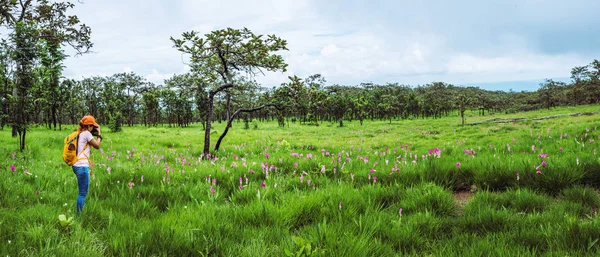 Asiatische Frau reisen die Natur. Reisen entspannen. Fotografie Gurke — Stockfoto