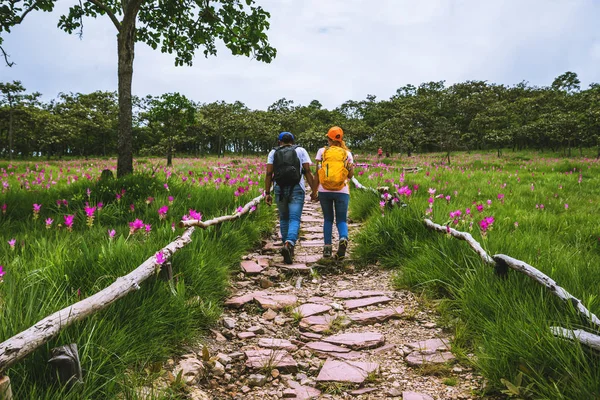 Amante mulher e homens asiáticos viajar natureza. Viagem relaxar . — Fotografia de Stock