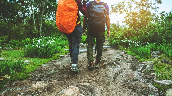 Amante donna e gli uomini asiatico viaggio natura. Viaggio relax . — Foto Stock