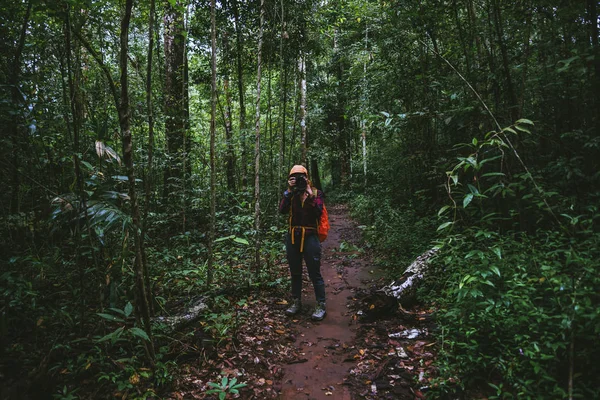 Mujer asiático viaje naturaleza. Relájate. Caminar estudiar el camino — Foto de Stock