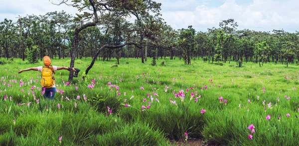 Asiatische Frau reisen die Natur. Reisen entspannen. Fotografie Gurke — Stockfoto