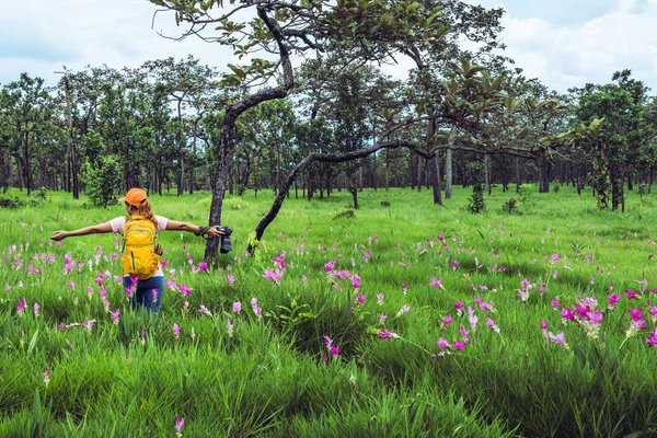 Cestování asijskou ženou přírodou. Cestování je v klidu. Fotografie okurka — Stock fotografie