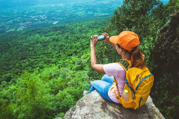 Mulheres asiáticos viajar relaxar no feriado. Sente-se tirar uma foto — Fotografia de Stock