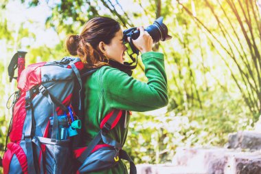 Asyalı kadın seyahat doğa. Seyahat rahatlayın. Fotoğrafçı turistler. Dağa tırmanın