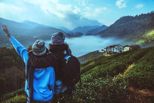 Amante mulher e homem asiático viagem natureza. Descontrai. Parque natural na Montanha. Tailândia — Fotografia de Stock