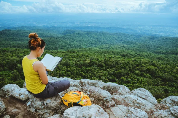 Mulher asiáticos viagem relaxar no feriado. Sessão — Fotografia de Stock