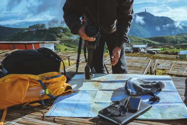 Muž asijský cestování. Cestování je v klidu. Prozkoumat mapu umístění vzít — Stock fotografie