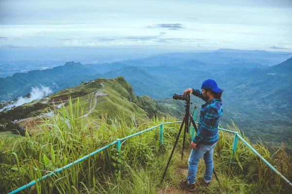 남자 아시아 여행 휴가에 휴식. 산의 사진 풍경 — 스톡 사진