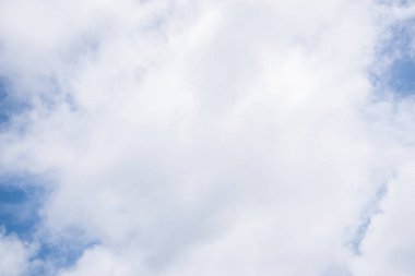 Fantastik yumuşak beyaz bulutlar mavi gökyüzü arka plan