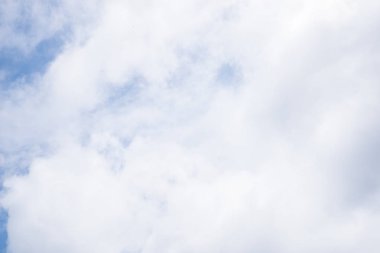 Fantastik yumuşak beyaz bulutlar mavi gökyüzü arka plan