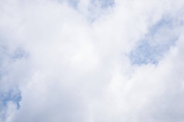 Fantastik yumuşak beyaz bulutlar mavi gökyüzü arka plan