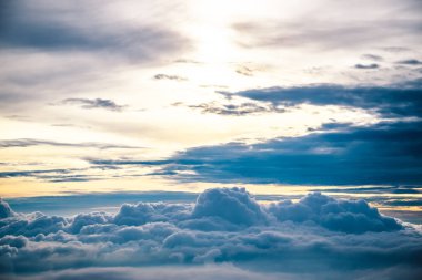 Fantastik yumuşak beyaz bulutlar mavi gökyüzü arka plan