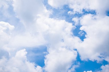 Fantastik yumuşak beyaz bulutlar mavi gökyüzü arka plan