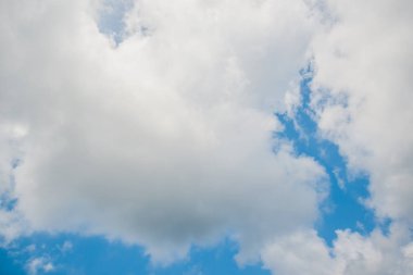 Fantastik yumuşak beyaz bulutlar mavi gökyüzü arka plan