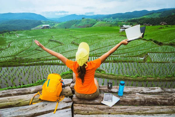 Cestování asijskou ženou přírodou. Cestování je v klidu. Stálá kniha pro čtení balkonu — Stock fotografie